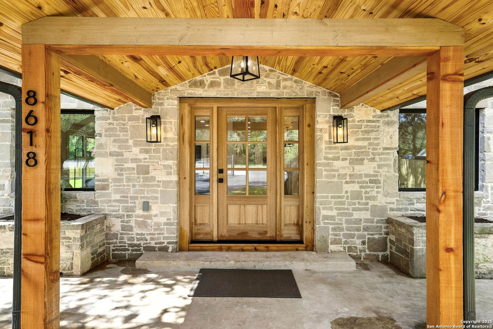 8618 Indian Hills