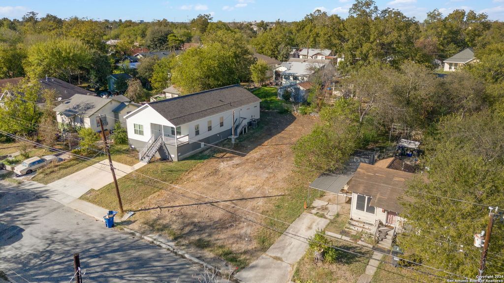Photo of 1827 CENTER ST, San Antonio, TX 78202 (MLS # 1824615)