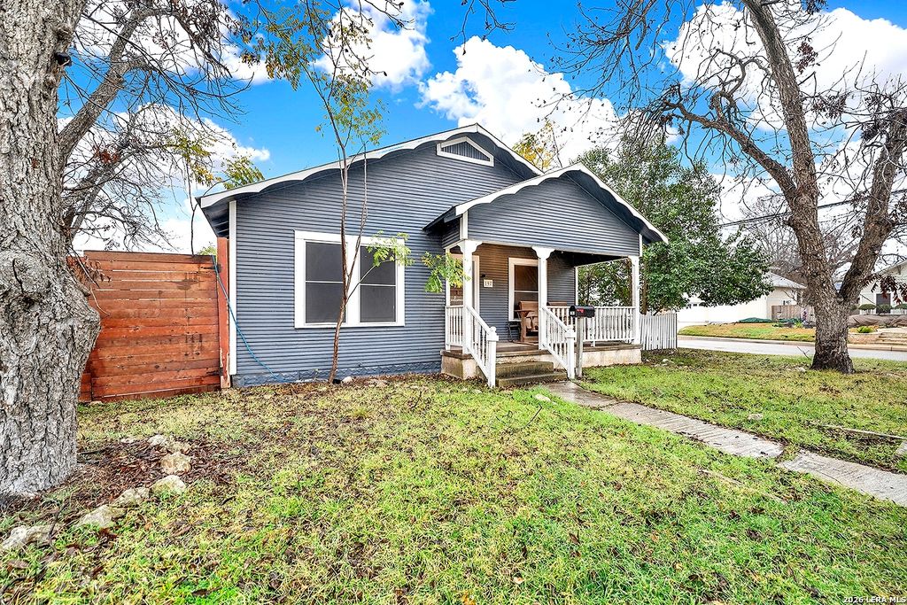 Photo of 197 N Sycamore, New Braunfels, TX 78130 (MLS # 1943916)