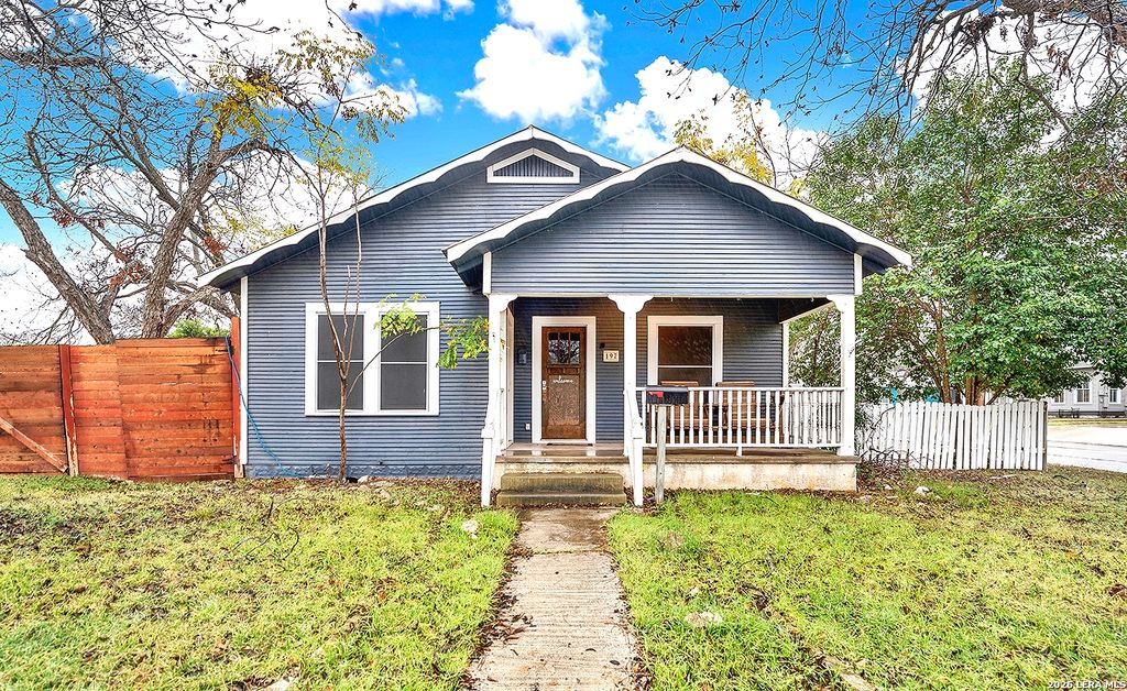 Photo of 197 N Sycamore, New Braunfels, TX 78130 (MLS # 1943916)