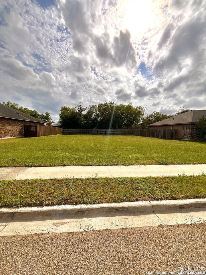 Photo 1 of 1 — 1011 Bluecrest, Beeville, TX 78102