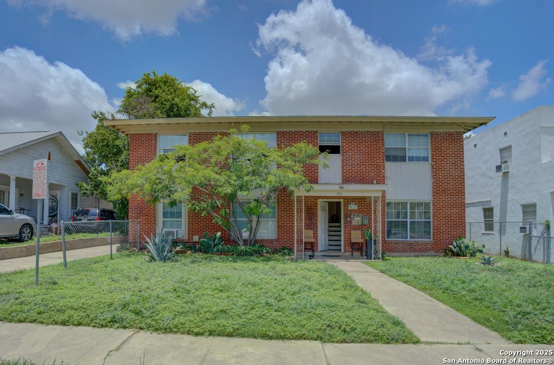 1511 W Woodlawn