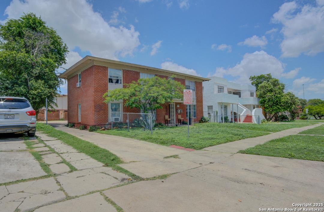 1511 W Woodlawn