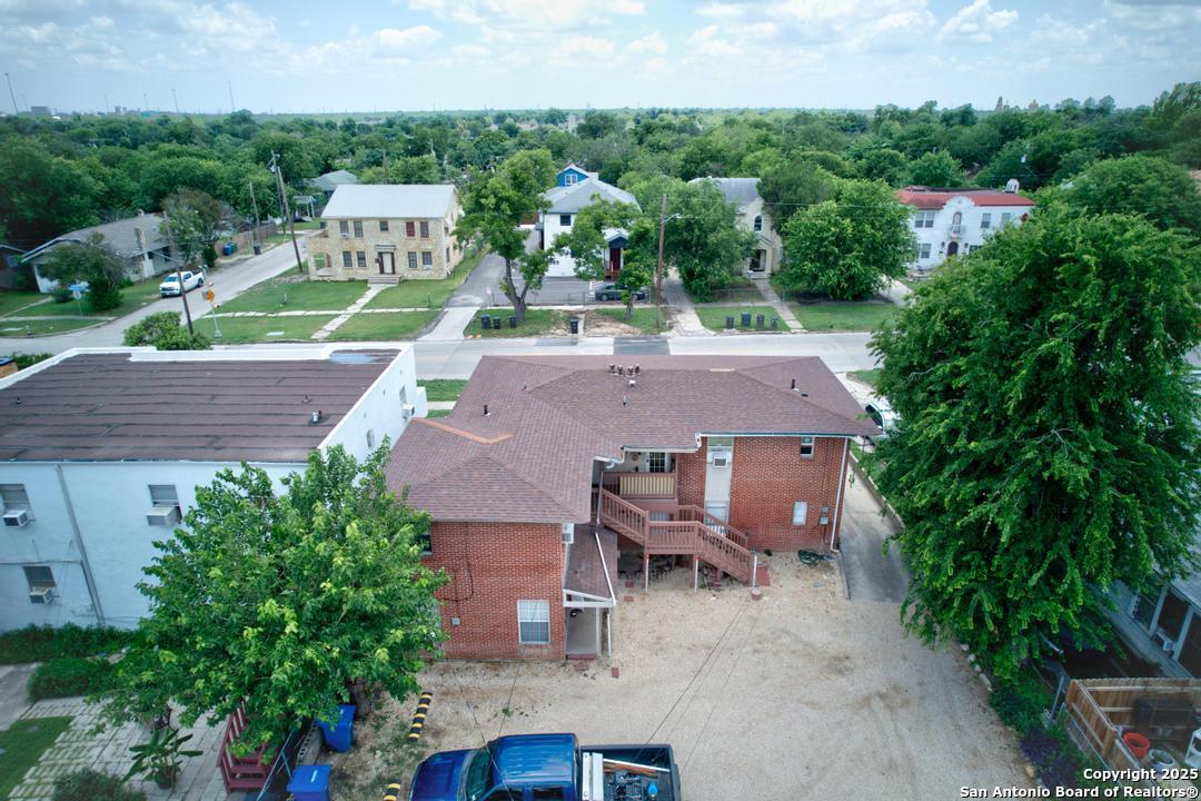 1511 W Woodlawn