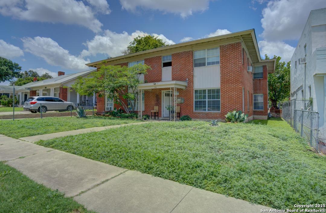 1511 W Woodlawn