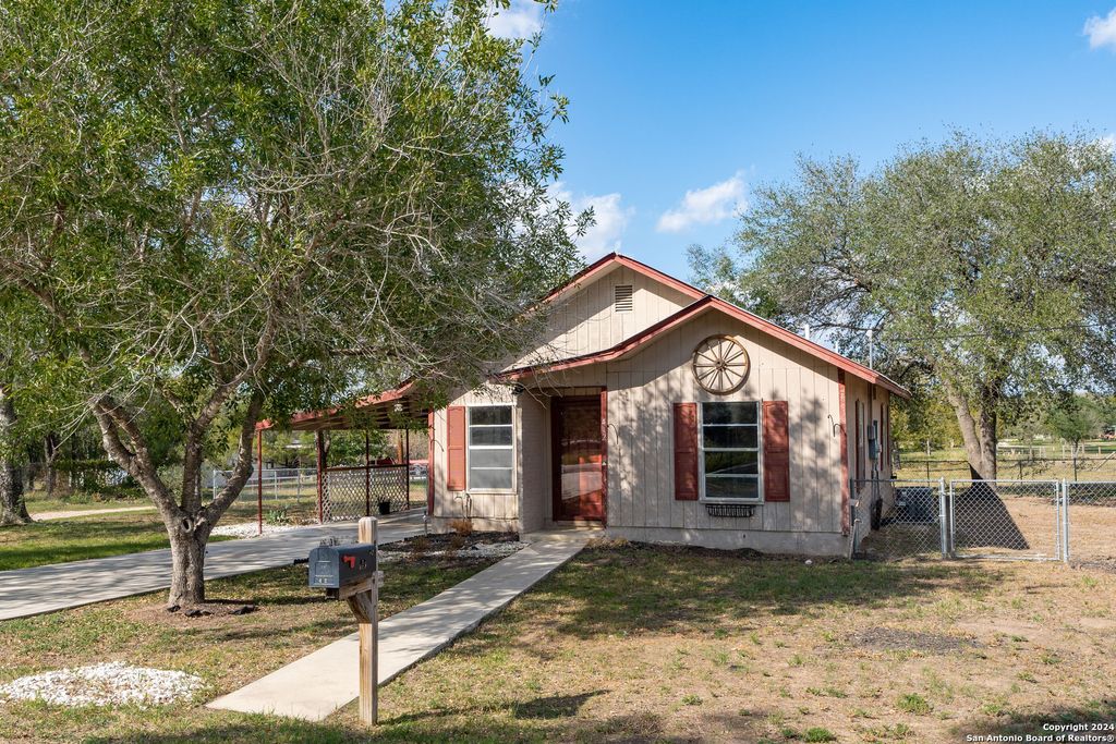 Photo of 412 W Coker, Devine, TX 78016 (MLS # 1889184)