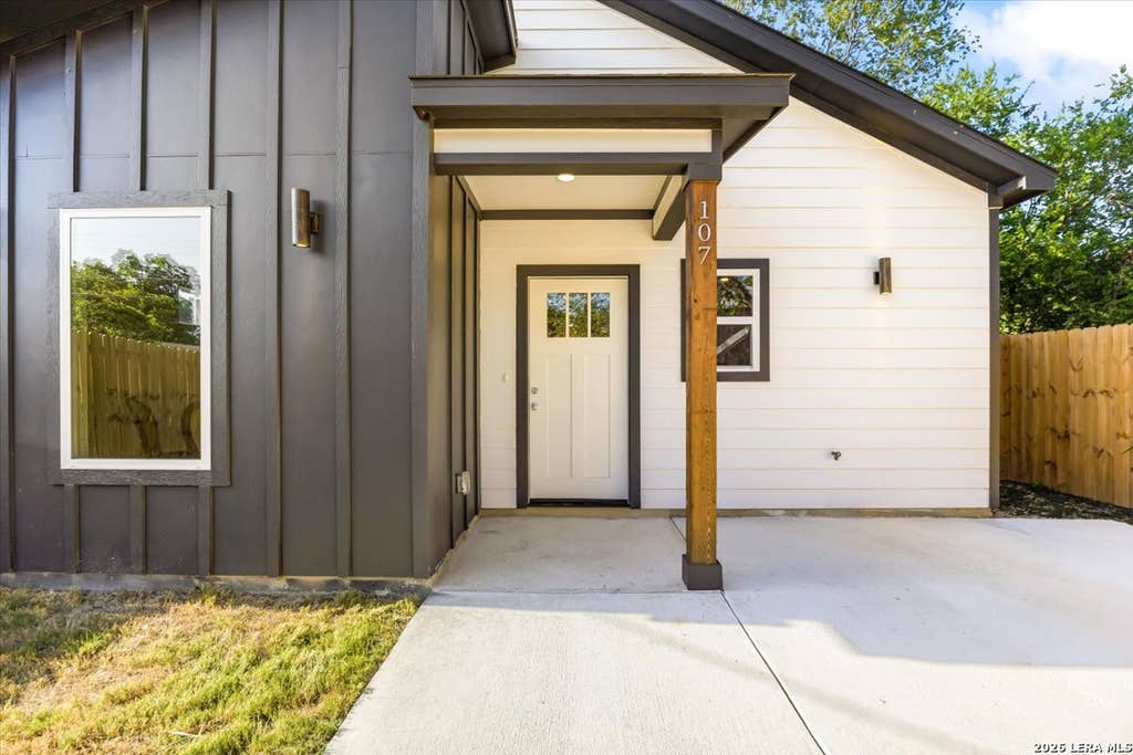 Photo of 107 CALLES ST, San Antonio, TX 78207 (MLS # 2002460)