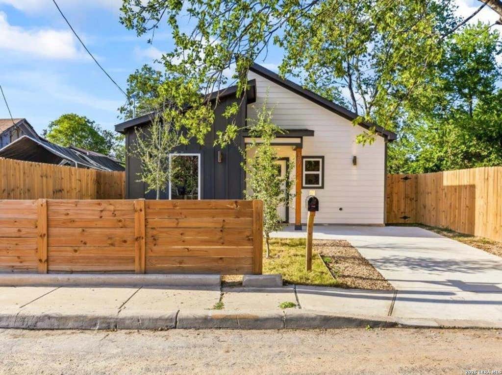 Photo of 107 CALLES ST, San Antonio, TX 78207 (MLS # 2002460)