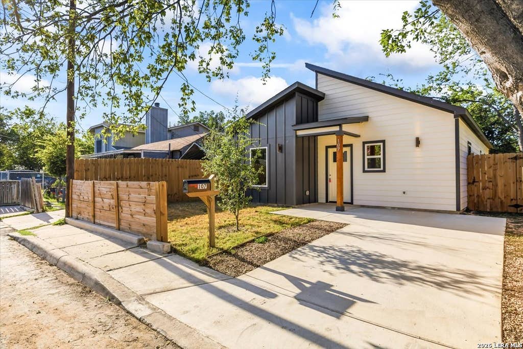 Photo of 107 CALLES ST, San Antonio, TX 78207 (MLS # 2002460)