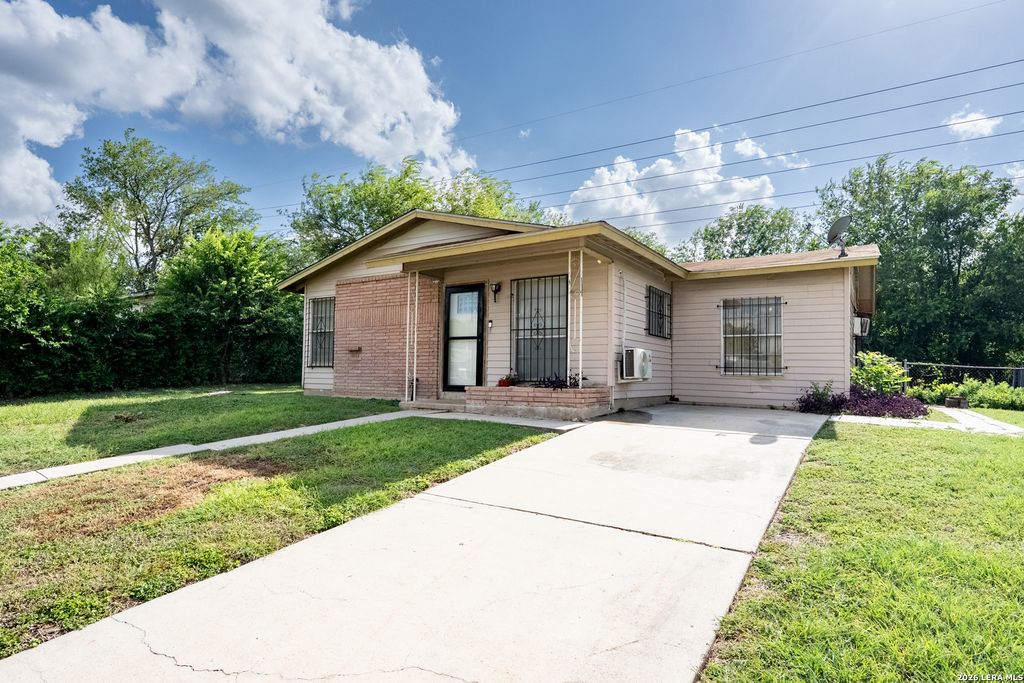 Photo of 2519 Spur Dr, San Antonio, TX 78227 (MLS # 2001371)