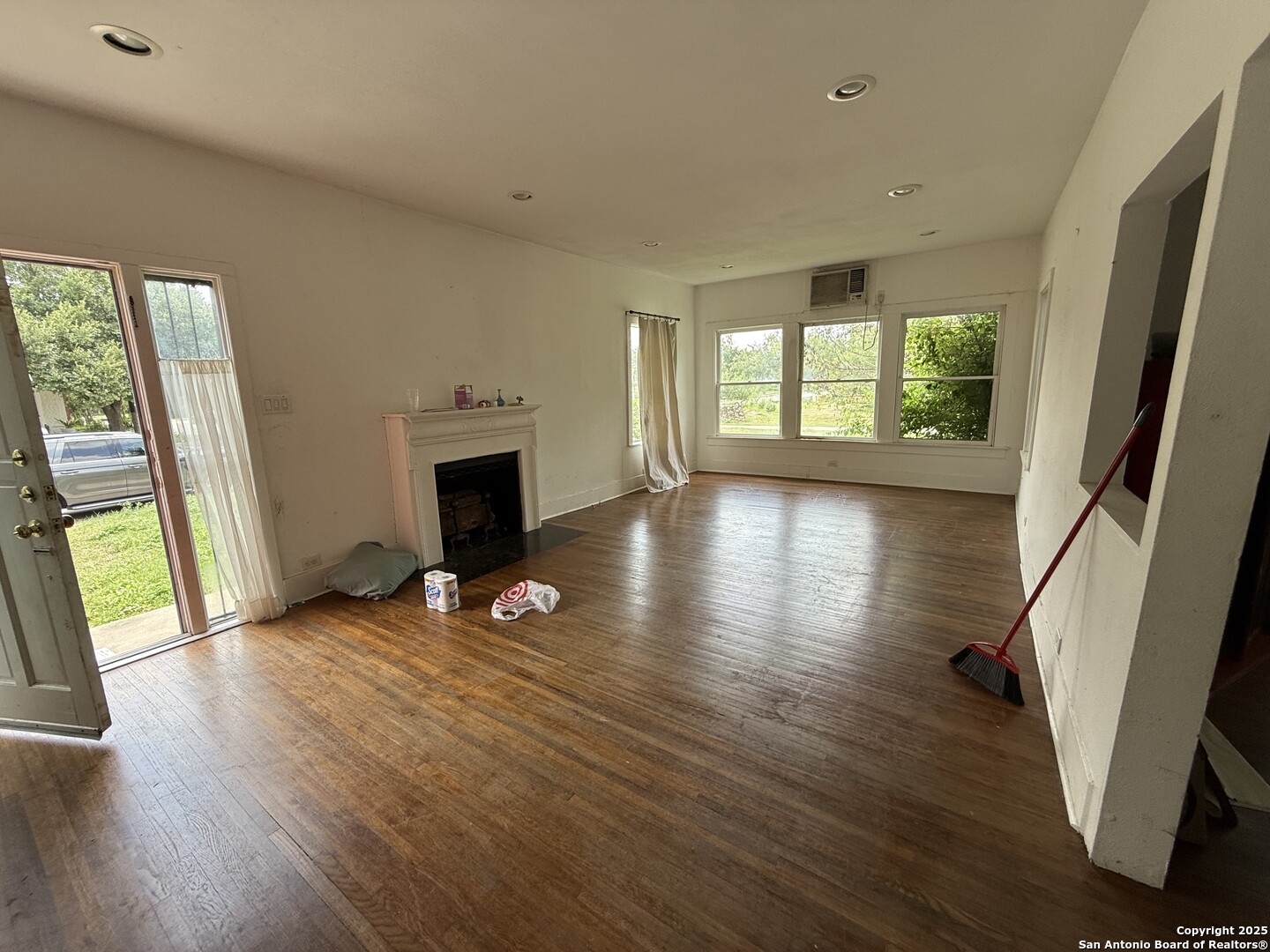 2055 W Huisache