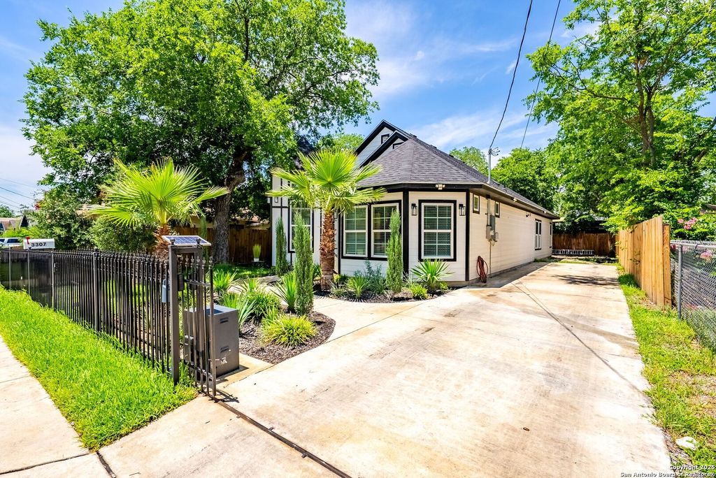 Photo of 3307 W Salinas, San Antonio, TX 78207 (MLS # 1872475)