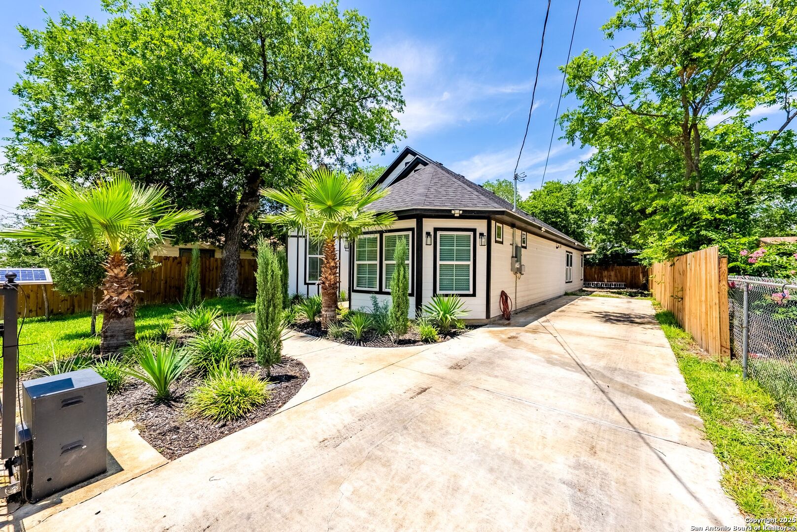 3307 W Salinas