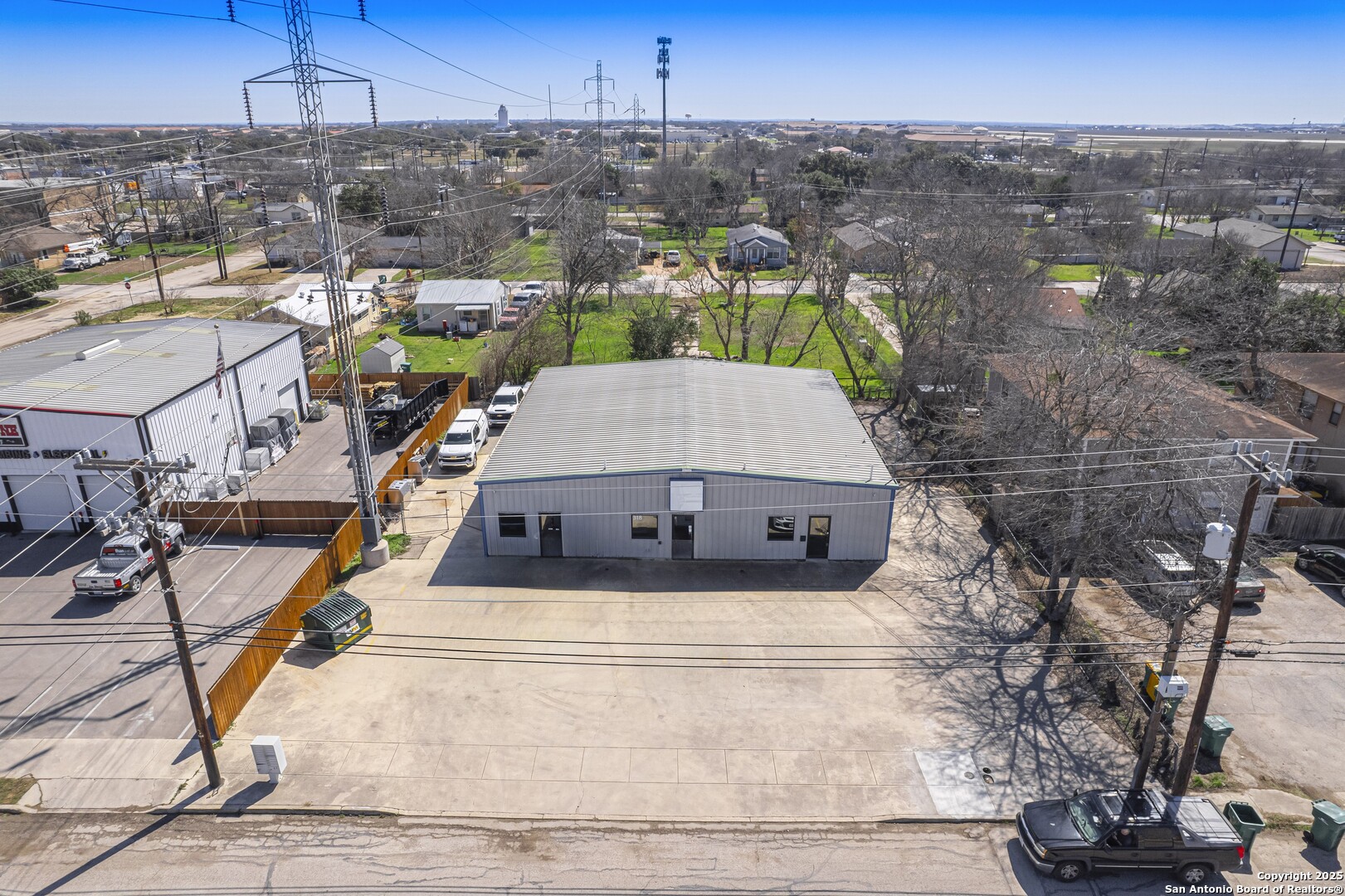 Photo 1 of 33 — 318 W BYRD BLVD, Universal City, TX 78148