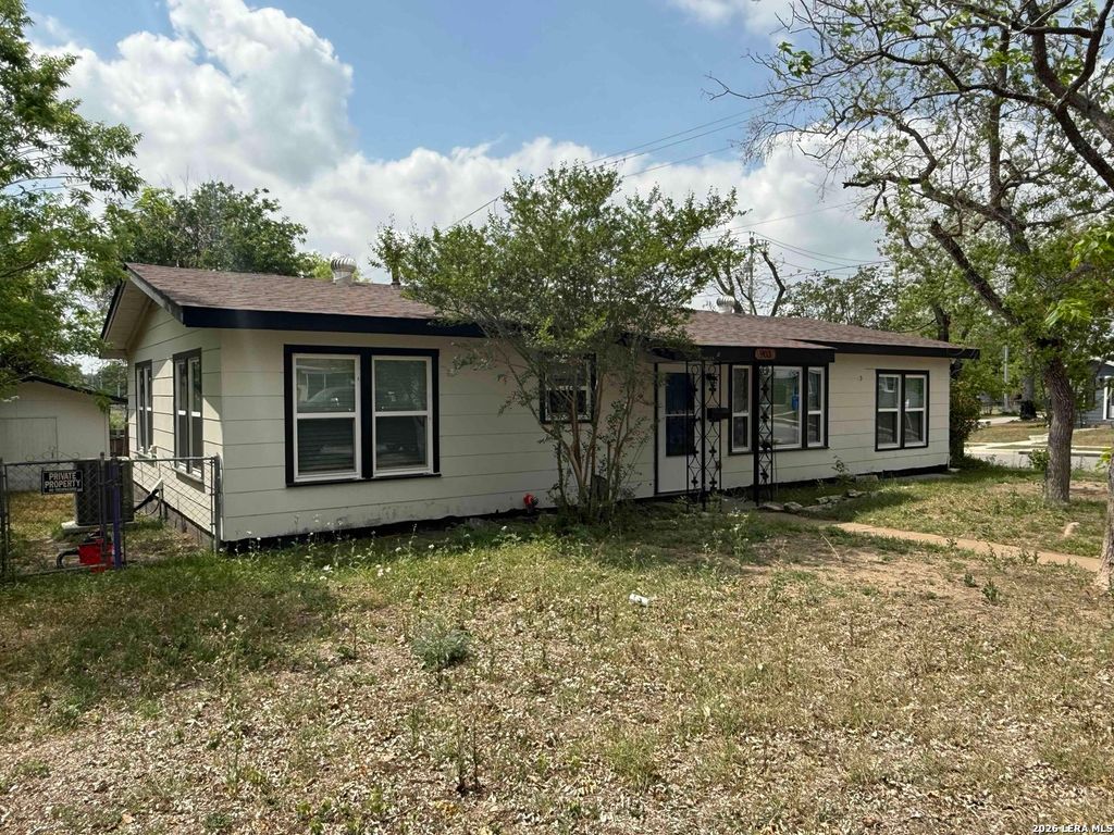 Photo of 903 E Walnut, Seguin, TX 78155 (MLS # 1954200)