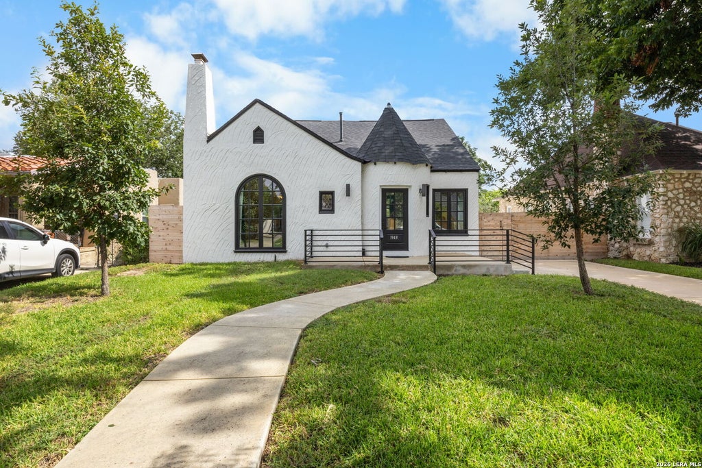 Photo of 1943 W MAGNOLIA AVE, San Antonio, TX 78201 (MLS # 2003260)