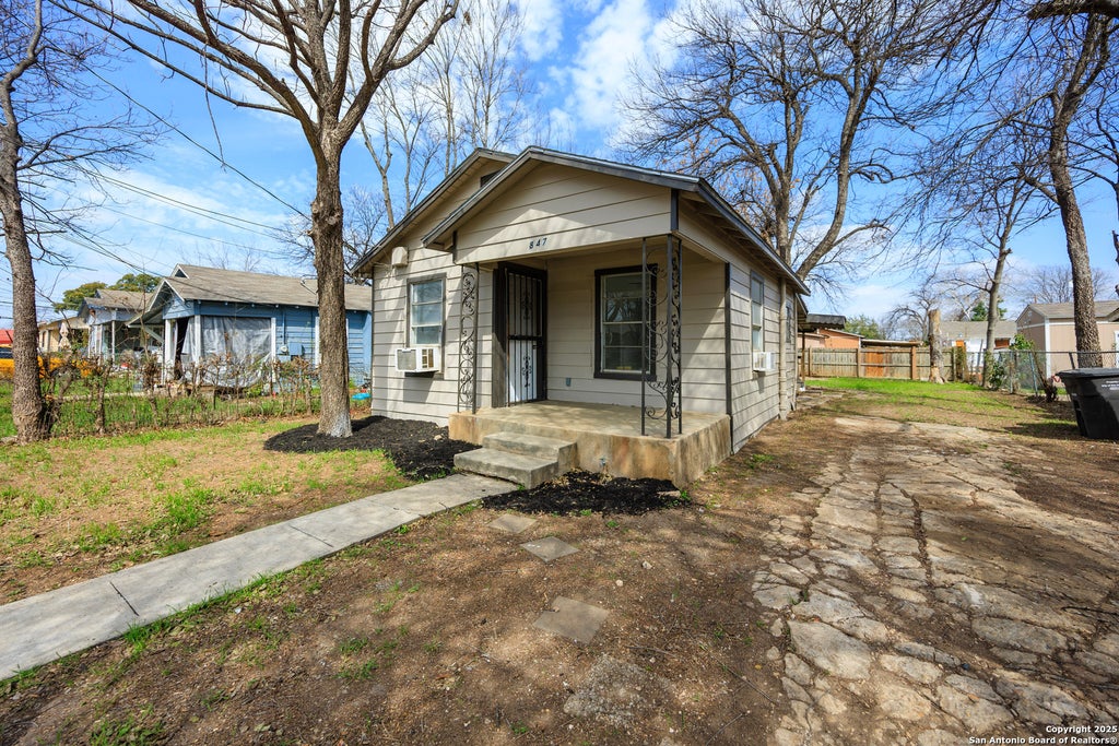 Photo of 847 Angela, San Antonio, TX 78207 (MLS # 1954371)