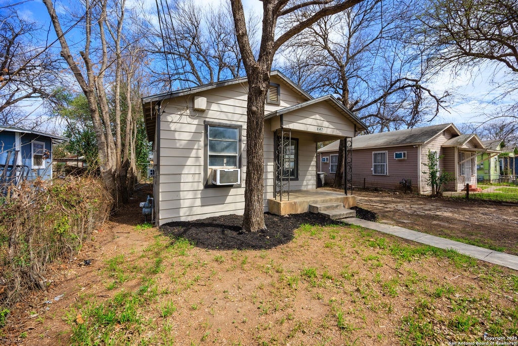 Photo of 847 Angela, San Antonio, TX 78207 (MLS # 1954371)