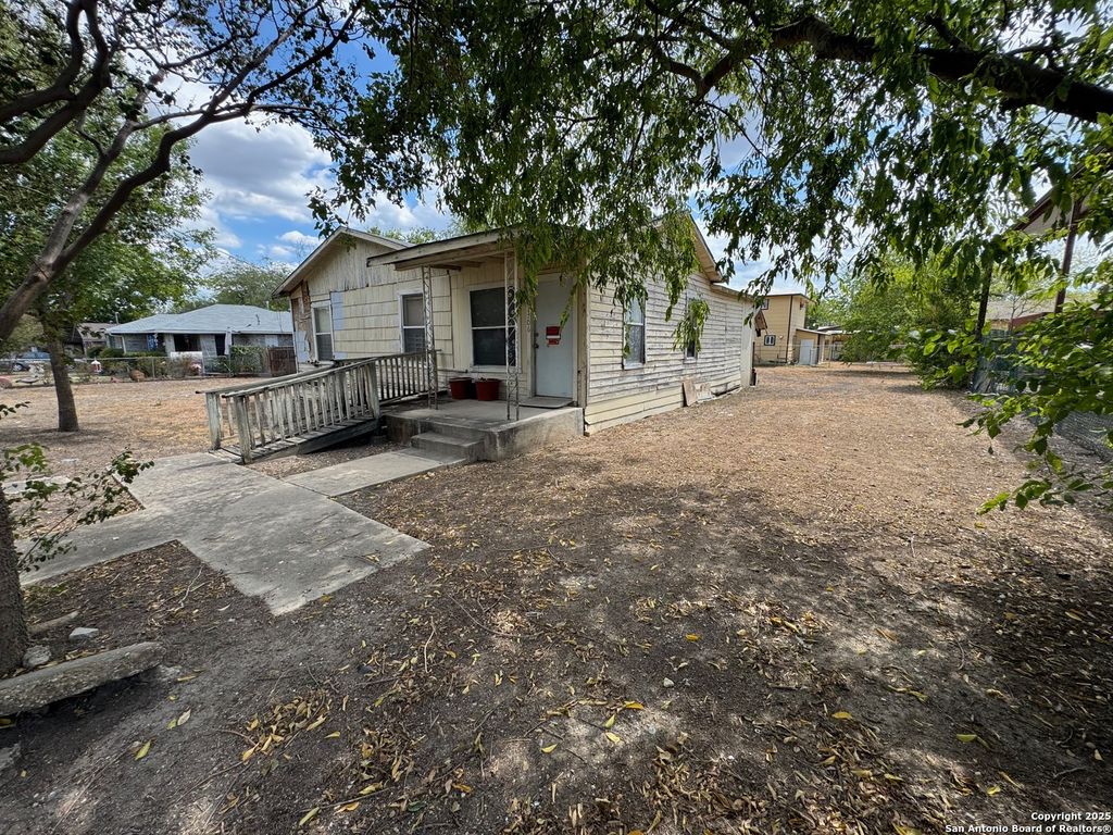 Photo of 1706 SANTA RITA, San Antonio, TX 78214 (MLS # 1842650)