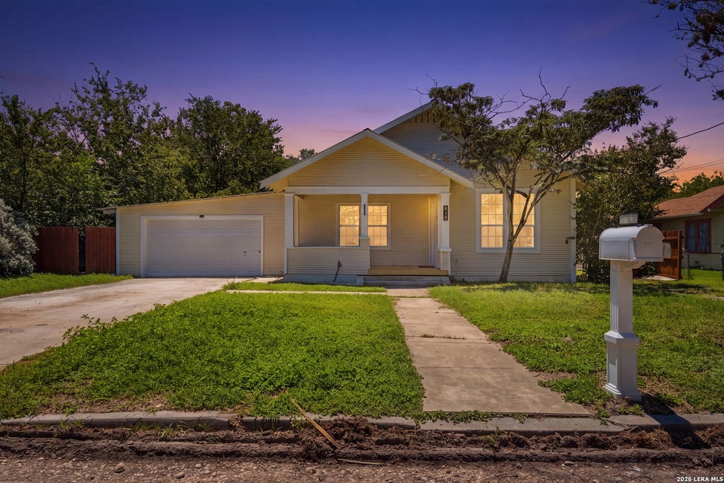 Photo of 415 Elm St, Seguin, TX 78155 (MLS # 2002115)