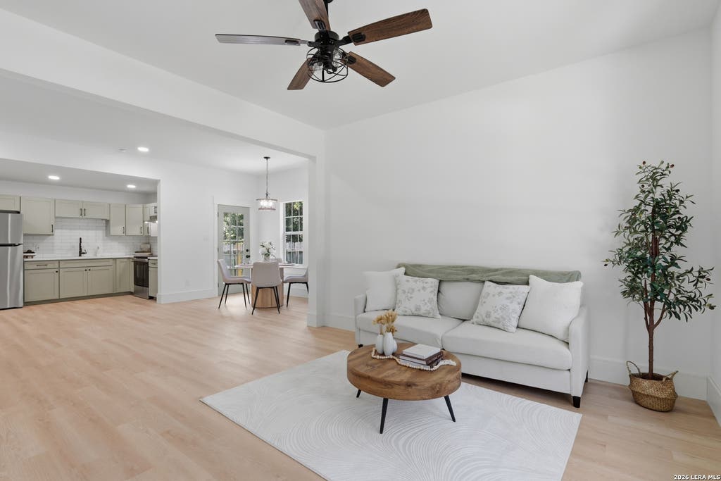 Photo of 415 Elm St, Seguin, TX 78155 (MLS # 2002115)