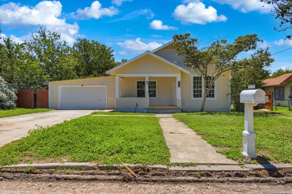 Photo of 415 Elm St, Seguin, TX 78155 (MLS # 2002115)
