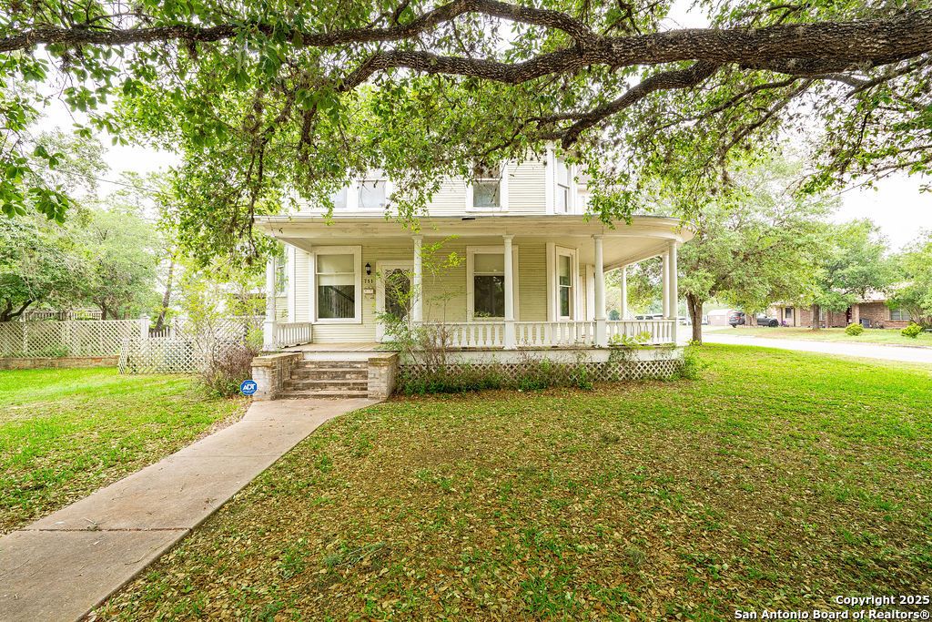 Photo of 711 E Lott, Beeville, TX 78102 (MLS # 1913185)