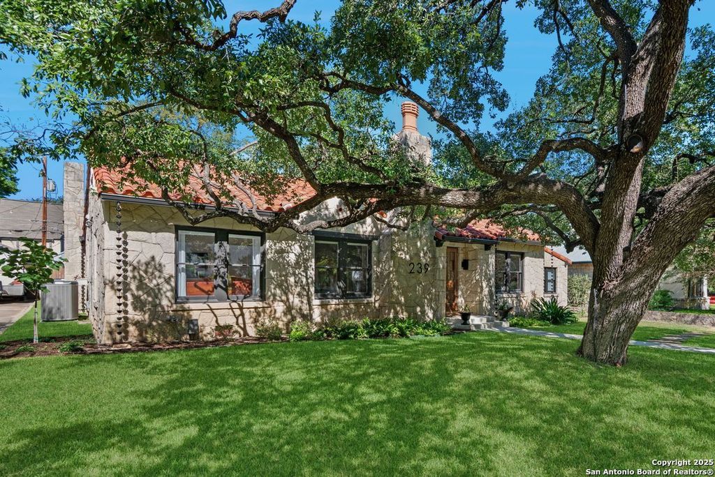 Photo of 239 Belvidere, Olmos Park, TX 78212 (MLS # 1924099)