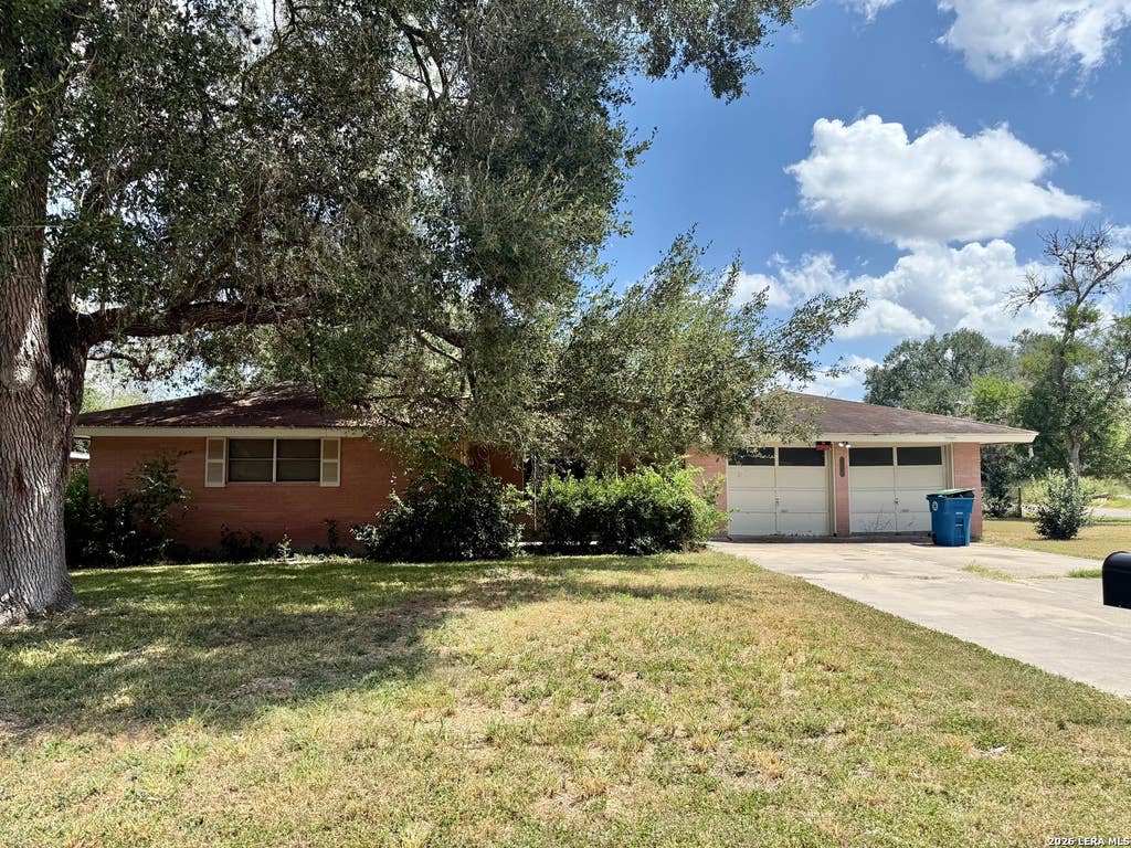 Photo of 900 E Huntington, Beeville, TX 78102 (MLS # 2008822)
