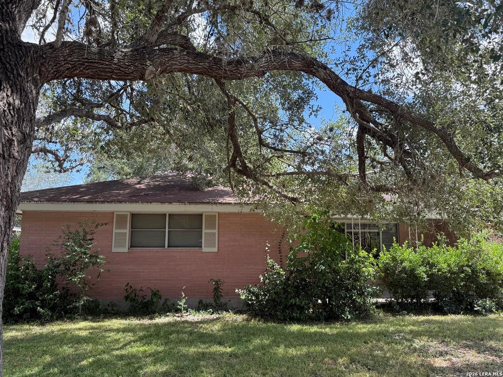 Photo of 900 E Huntington, Beeville, TX 78102 (MLS # 2008822)