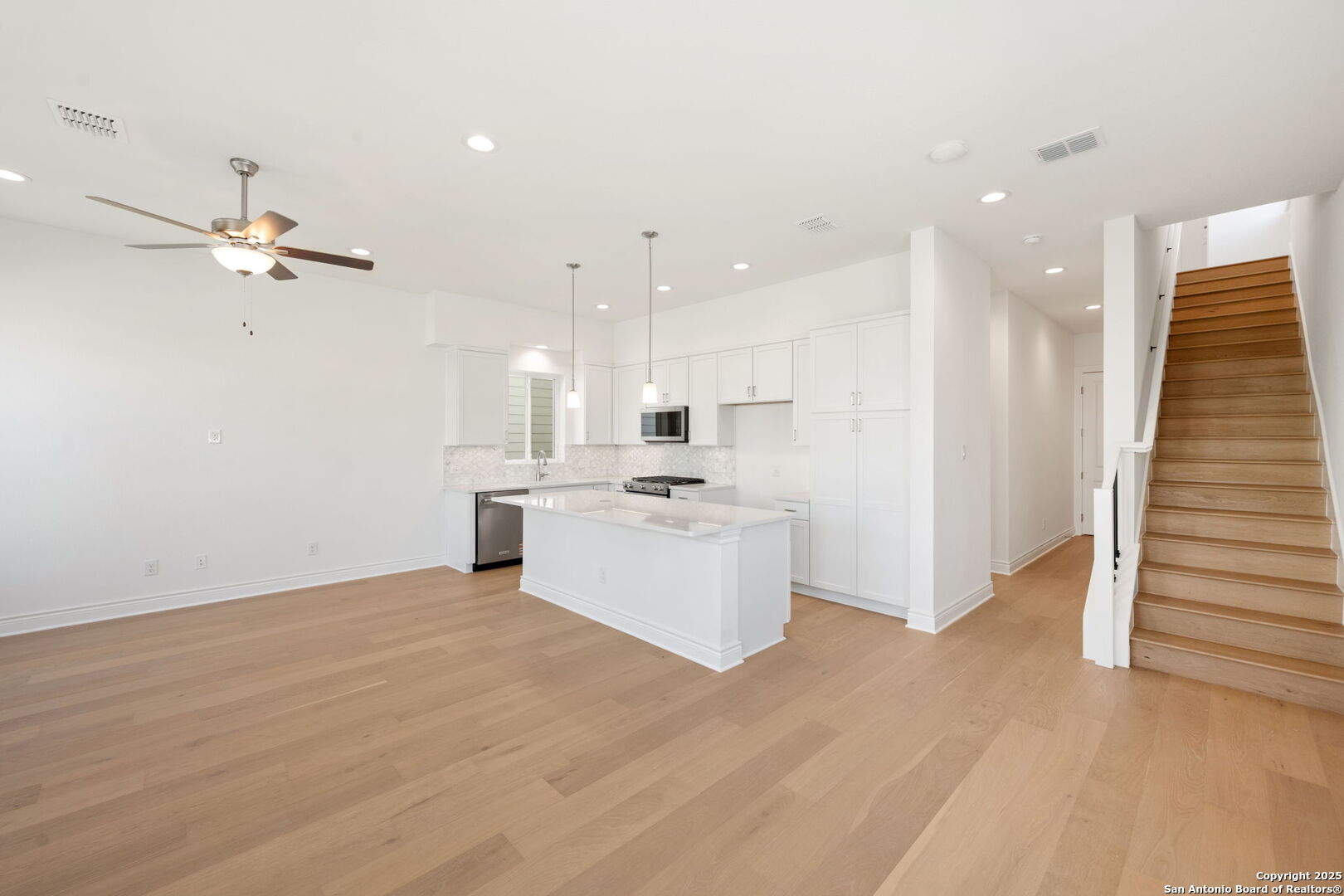 895 N Academy