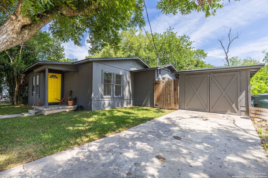 Photo of 608 San Antonio, Seguin, TX 78155 (MLS # 1886242)