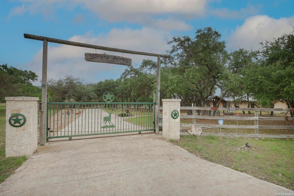 Photo of 309 LOST OAKS DR, Boerne, TX 78006 (MLS # 1959805)