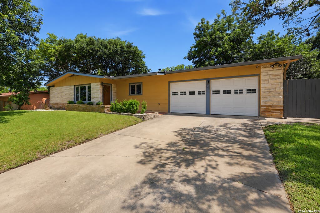 Photo of 246 W GLENVIEW DR, San Antonio, TX 78228 (MLS # 1993592)