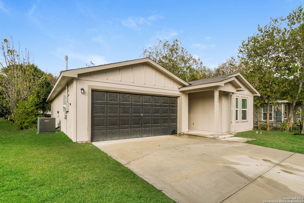 Photo of 728 Newton, Seguin, TX 78155 (MLS # 1925056)