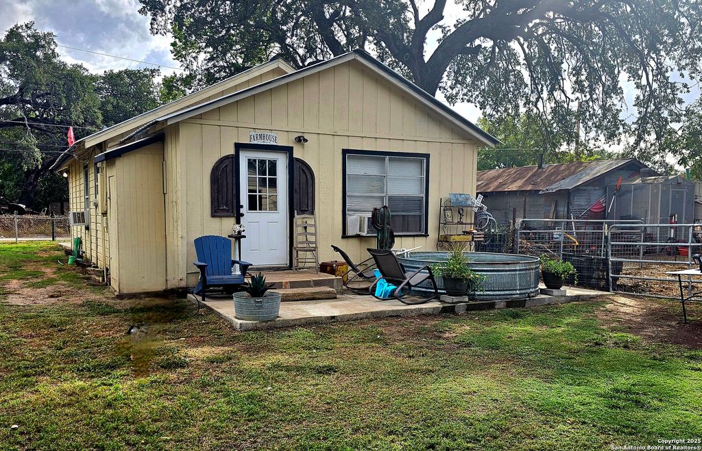 Photo of 208 Jeff, Pleasanton, TX 78064 (MLS # 1913213)