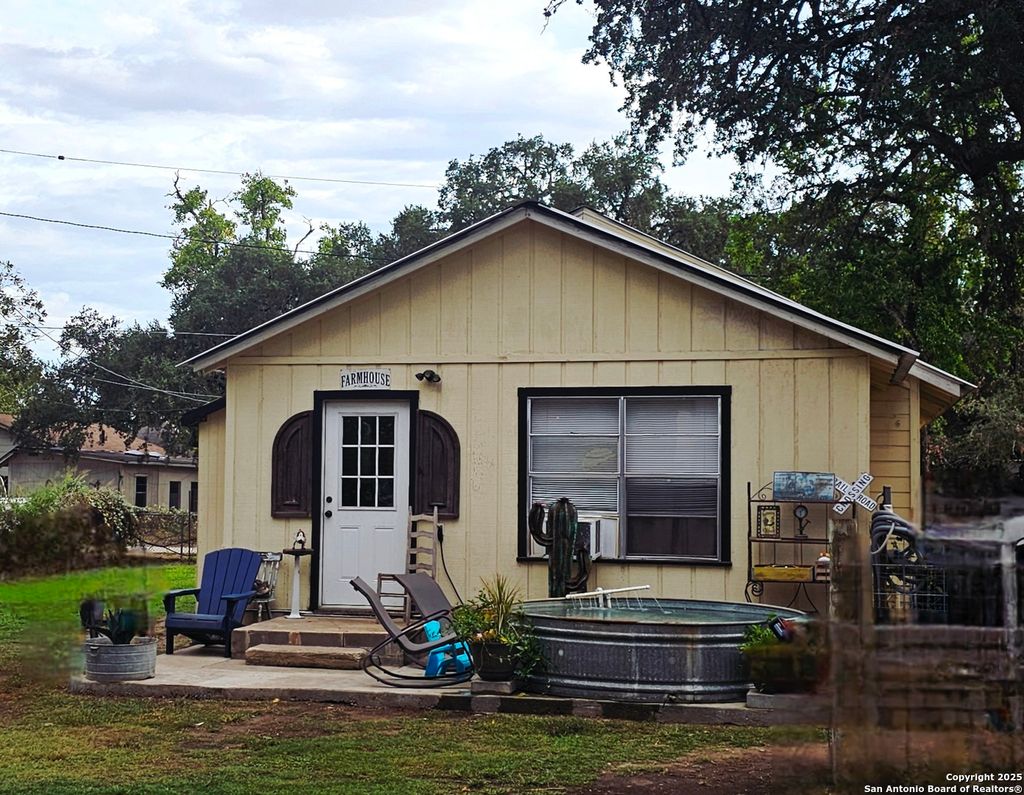 Photo of 208 Jeff, Pleasanton, TX 78064 (MLS # 1913213)