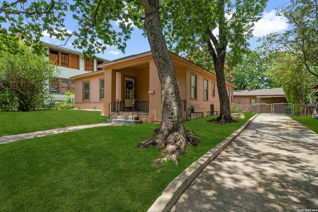 Photo of 1023 W French Pl, San Antonio, TX 78212 (MLS # 2014431)