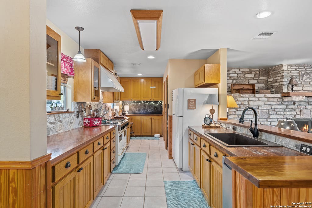 Photo of 475 Stoney Hill, Pipe Creek, TX 78063 (MLS # 1955988)