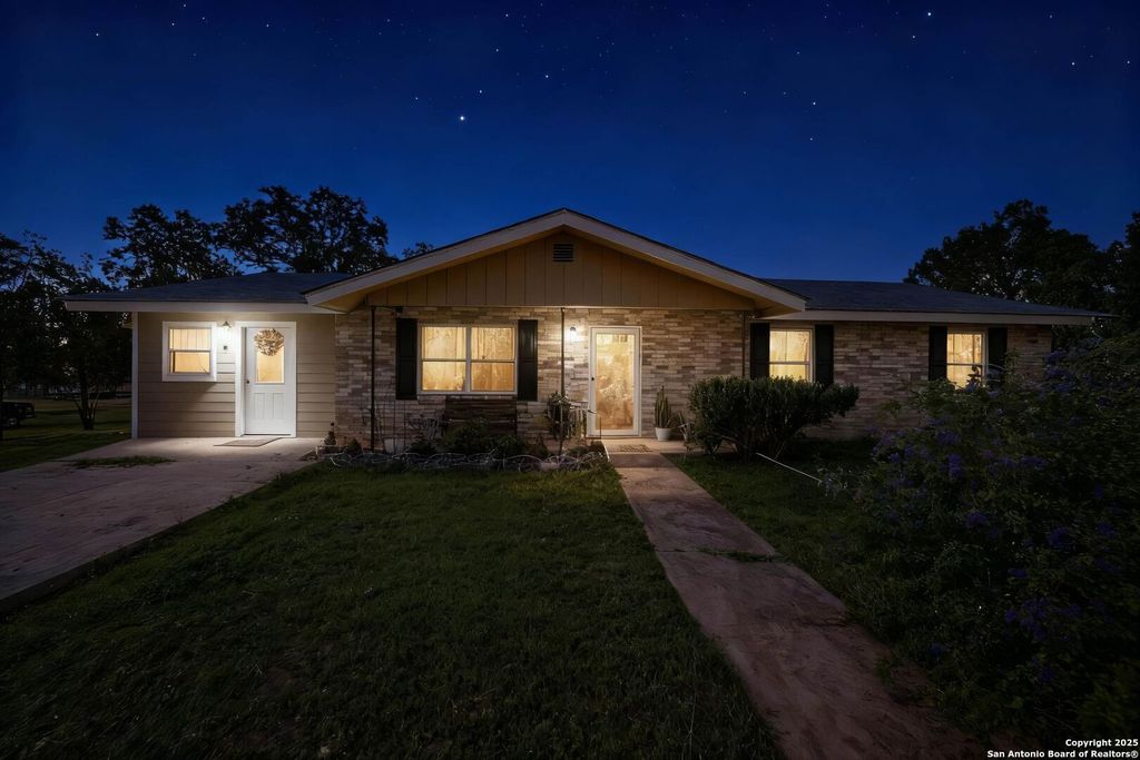 Photo of 461 Shortys Ln, Fredericksburg, TX 78624 (MLS # 1912086)