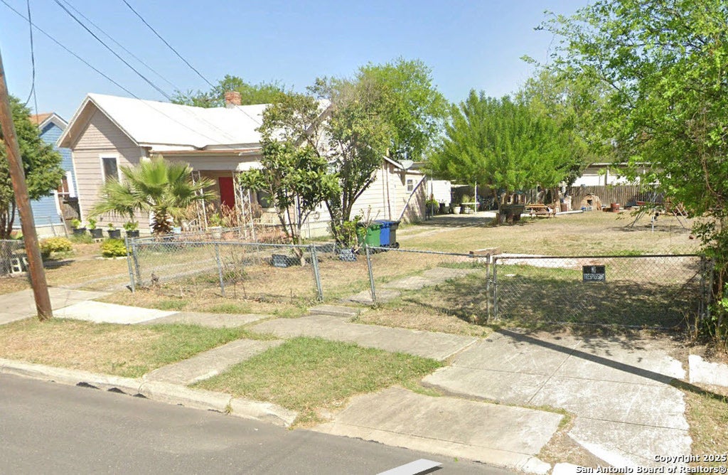 Photo of 1019 E CROCKETT ST, San Antonio, TX 78202 (MLS # 1866476)