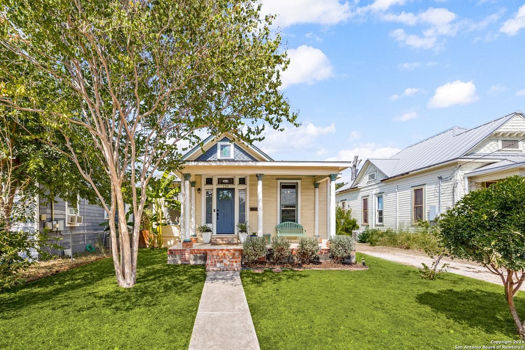 Photo of 135 Vitra, San Antonio, TX 78210 (MLS # 1917374)