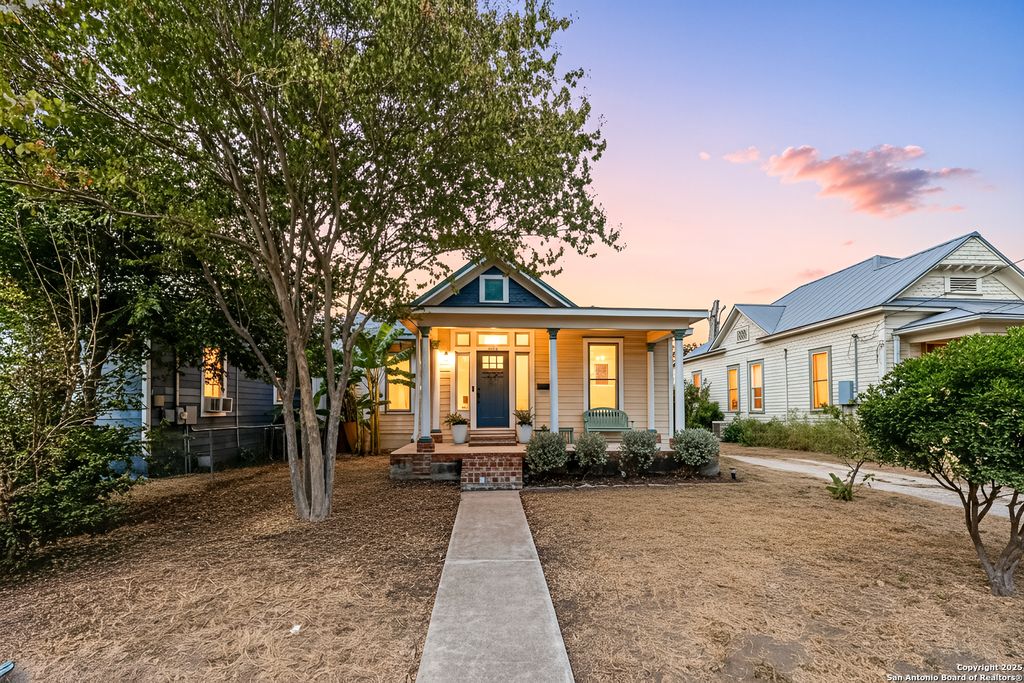 Photo of 135 Vitra, San Antonio, TX 78210 (MLS # 1917374)