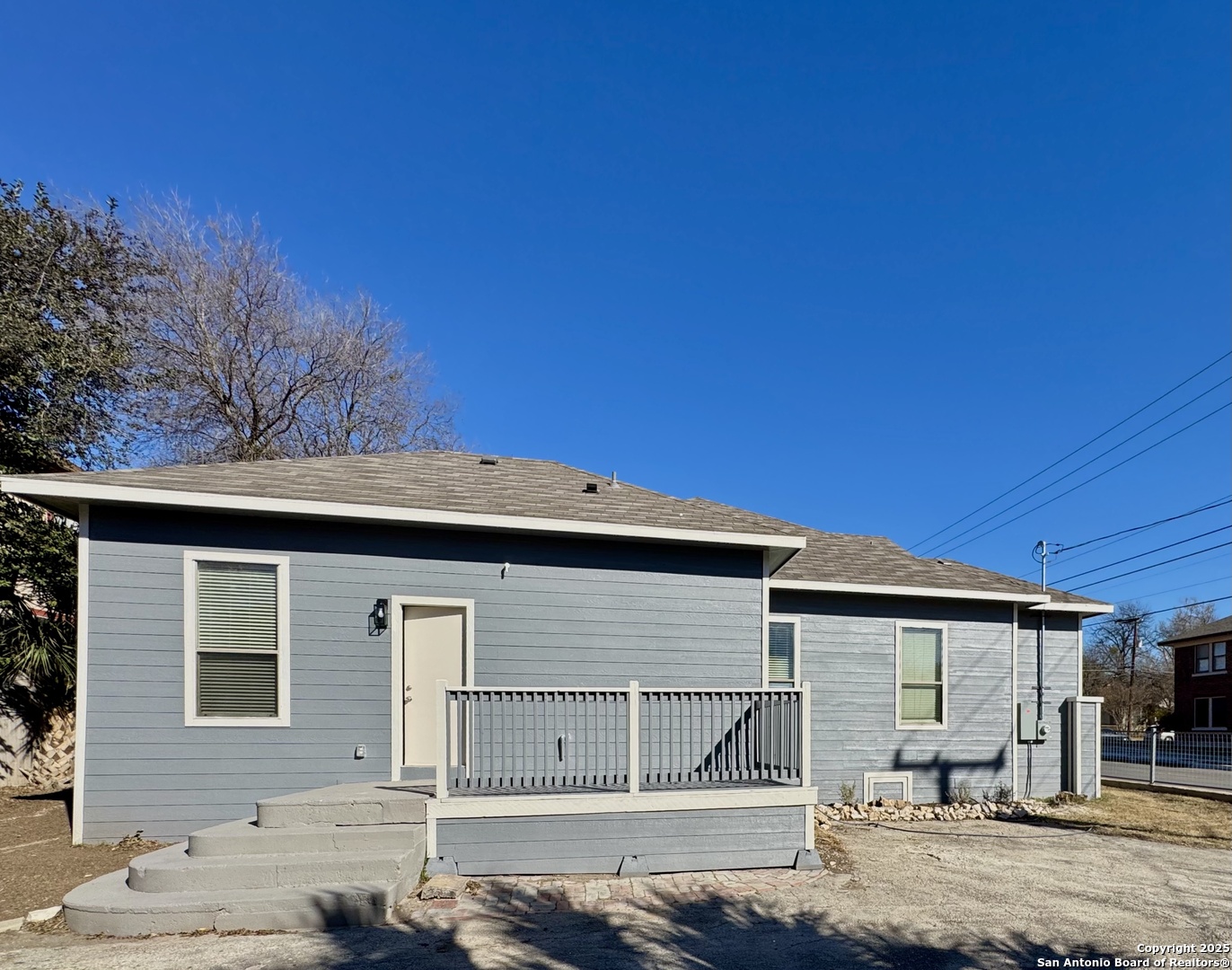800 W RUSSELL PL