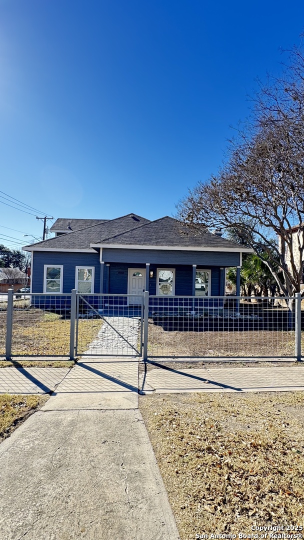 800 W RUSSELL PL