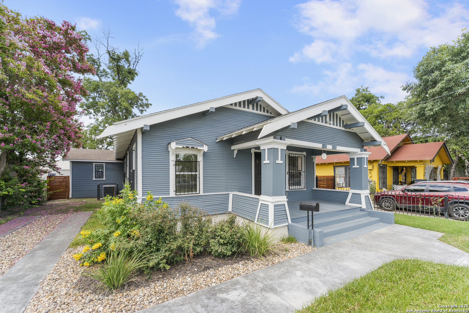 2606 Saunders