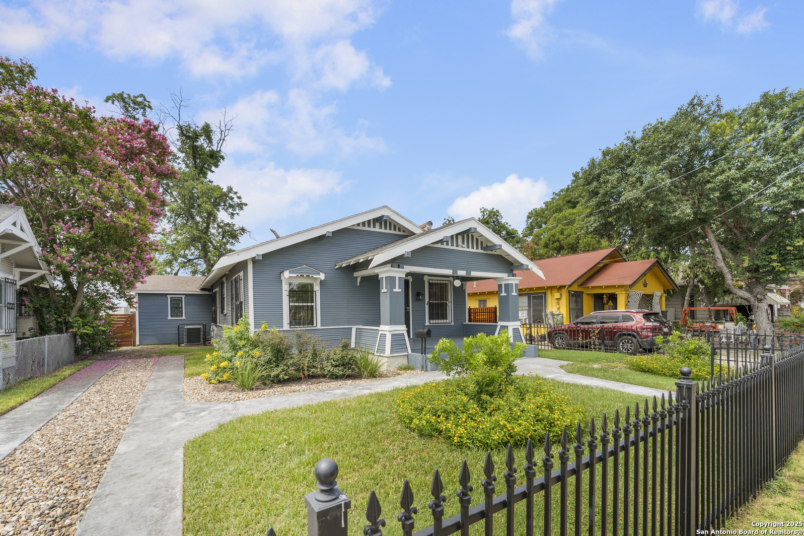 2606 Saunders