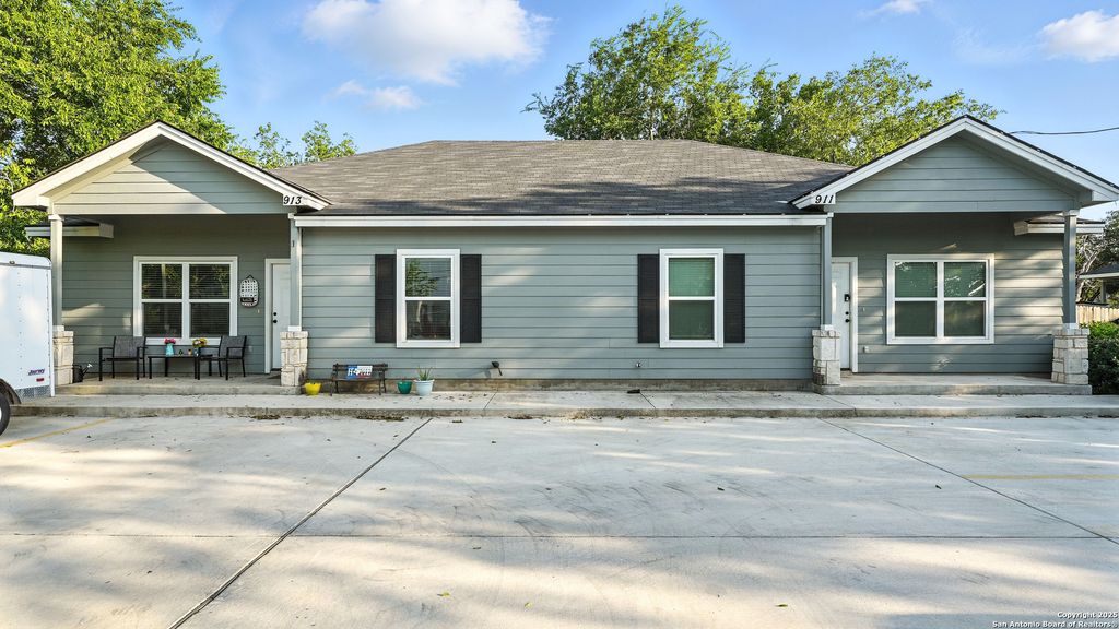 Photo of 911-913 E Seideman, Seguin, TX 78155 (MLS # 1884006)