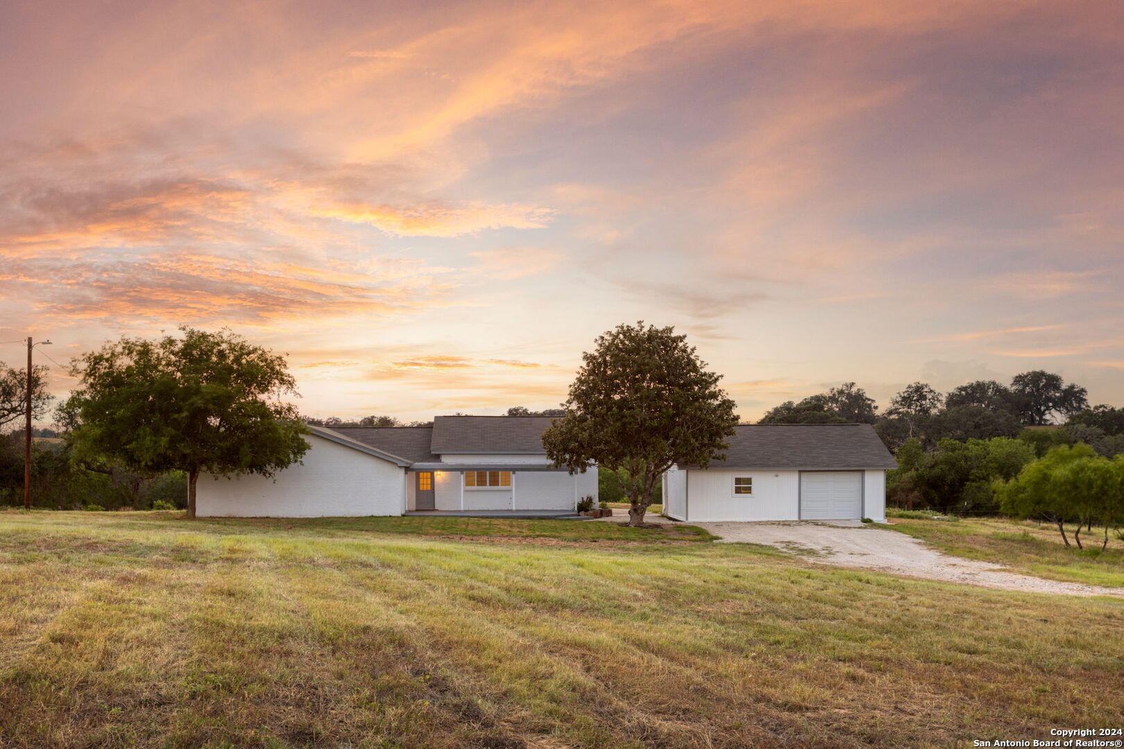 View Floresville, TX 78114 property