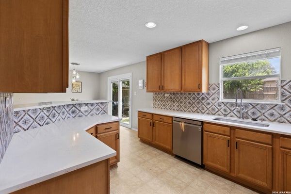 5747 COLUMBIA DR, CIBOLO, TX 78108 - Image cdccd2f868254c86e4dc88ef1acdb73a/1057831979